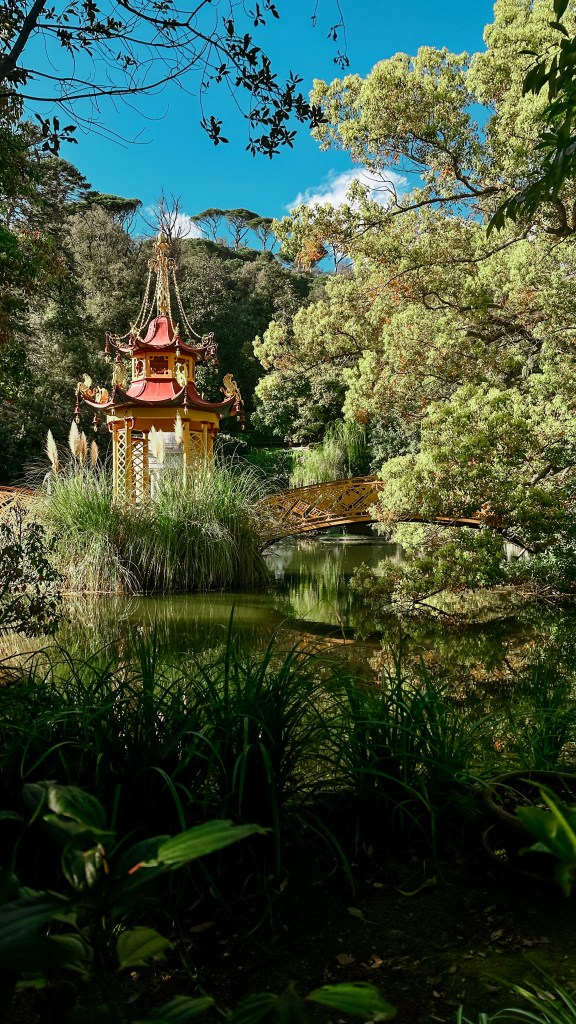 Ponte giapponese Villa Durazzo Pallavicini Genova lago grande